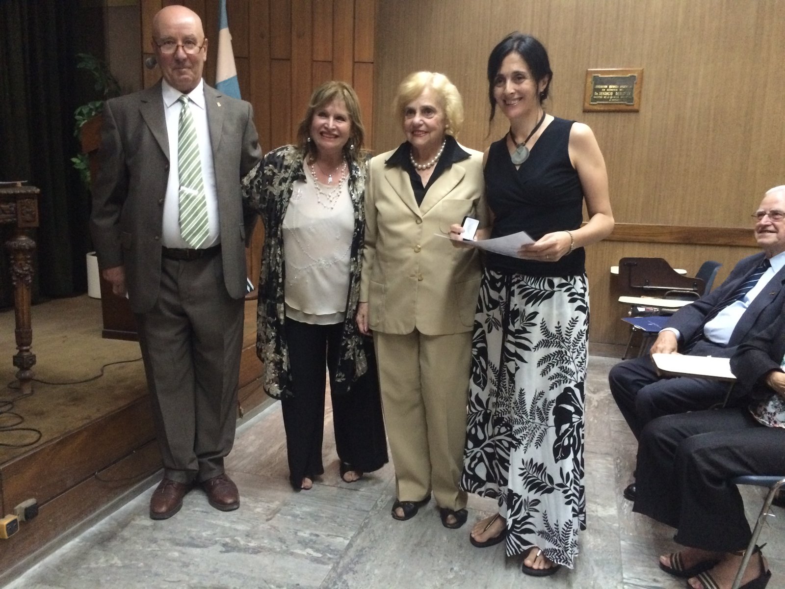 Premian a Claudia Bojorge, egresada del Instituto Sabato