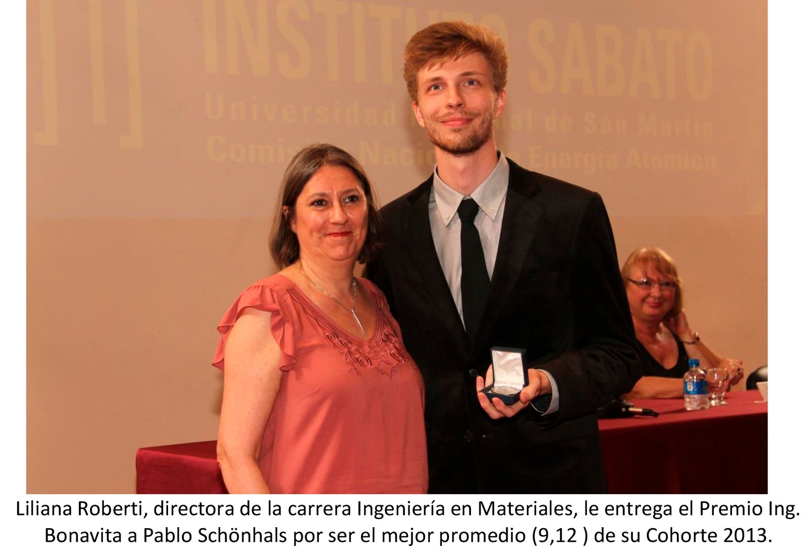 Premian a egresado del Instituto Sabato